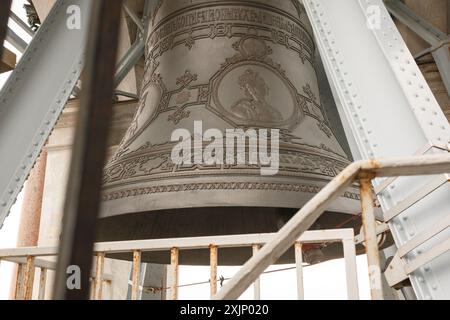 SAINT-PÉTERSBOURG, RUSSIE - 12 JUIN 2021. Une cloche dans le cadre du chef-d'œuvre architectural de la cathédrale d'Isaac dans la tête nord et culturelle Banque D'Images