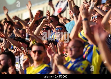 St Helens, Royaume-Uni. 19 juillet 2024. Les fans des Warrington Wolves célèbrent le match de la Betfred Super League Round 18 St Helens vs Warrington Wolves au Totally Wicked Stadium, St Helens, Royaume-Uni, le 19 juillet 2024 (photo par Gareth Evans/News images) à St Helens, Royaume-Uni le 19/07/2024. (Photo de Gareth Evans/News images/SIPA USA) crédit : SIPA USA/Alamy Live News Banque D'Images