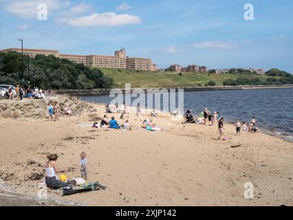 Météo britannique 19 juillet 2024 les gens apprécient le soleil d'été sur la plage de North Shields, Angleterre, Royaume-Uni Banque D'Images