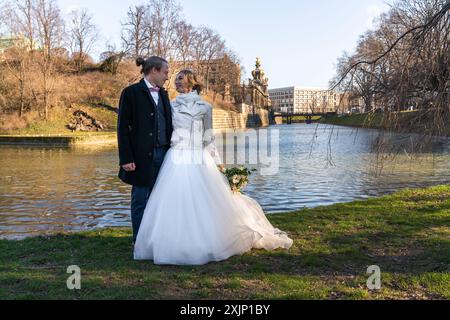 Portrait de mariage de jeunes mariés. La mariée et le marié se regardent tendrement Banque D'Images