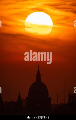 Londres, Royaume-Uni. 19 juillet 2024. Météo britannique : coucher de soleil canicule sur la cathédrale de Saint Paul termine la journée la plus chaude de l'année au Royaume-Uni jusqu'à présent, avec une température de 31 °C enregistrée à St James's Park, dans le centre de Londres. Crédit : Guy Corbishley/Alamy Live News Banque D'Images