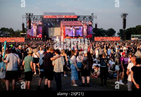 Nordholz, Allemagne. 19 juillet 2024. De nombreux festivaliers assistent à un concert du groupe Tokio Hotel au Deichbrand Festival. Le festival en plein air avec environ 60 000 visiteurs a lieu du 18 au 21 juillet. Crédit : Hauke-Christian Dittrich/dpa/Alamy Live News Banque D'Images