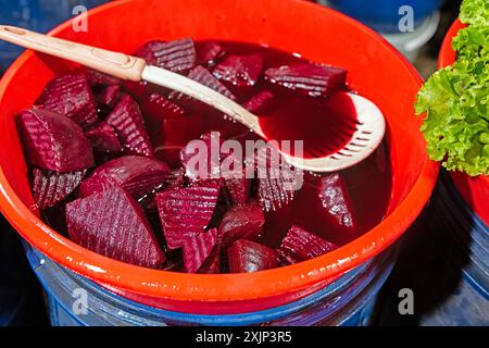 Betterave rouge marinée vendue au marché fermier. Différents cornichons de fruits et légumes sur un marché fermier en Turquie. Banque D'Images