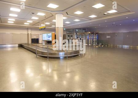 Toronto, Canada. 19 juillet 2024. Le hall des arrivées sans passagers est vu à l'aéroport Billy Bishop de Toronto à Toronto, Canada, le 19 juillet 2024. Une mise à jour logicielle défectueuse de la société de cybersécurité CrowdStrike vendredi matin a affecté les ordinateurs exécutant Microsoft Windows dans les organisations, provoquant une panne INFORMATIQUE majeure, entraînant la suppression des banques, des compagnies aériennes et des entreprises dans le monde entier. Crédit : Zou Zheng/Xinhua/Alamy Live News Banque D'Images