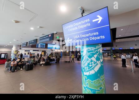 Toronto, Canada. 19 juillet 2024. Les gens attendent que le système d'enregistrement reprenne à l'aéroport Billy Bishop de Toronto à Toronto, Canada, le 19 juillet 2024. Une mise à jour logicielle défectueuse de la société de cybersécurité CrowdStrike vendredi matin a affecté les ordinateurs exécutant Microsoft Windows dans les organisations, provoquant une panne INFORMATIQUE majeure, entraînant la suppression des banques, des compagnies aériennes et des entreprises dans le monde entier. Crédit : Zou Zheng/Xinhua/Alamy Live News Banque D'Images