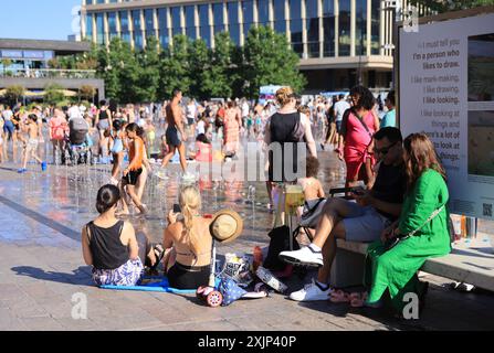 Londres, Royaume-Uni 19 juillet 2024. 30 degrés frappent Londres aujourd'hui alors que de nombreuses vacances scolaires commencent, avec des familles affluant vers les fontaines de Granary Square, à Kings Cross, au nord de Londres, au Royaume-Uni. Crédit : Monica Wells/Alamy Live News Banque D'Images