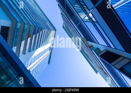 Façade de bâtiment motif de détail avec fenêtres carrées et rectangulaires, détail urbain moderne avec une perspective Banque D'Images