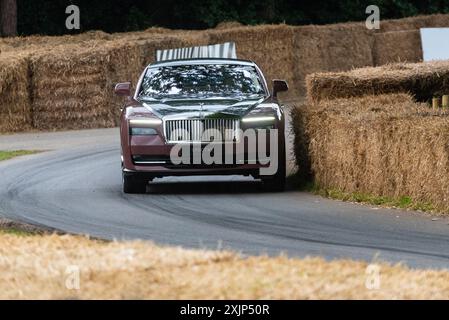 2024 Rolls-Royce spectre voiture de luxe gravissant la piste de montée de colline au Goodwood Festival of Speed 2024 Motorsport Event, Royaume-Uni Banque D'Images