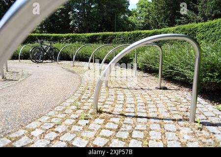 Support de stationnement de vélos dans des pavés vélos verrouillés Banque D'Images