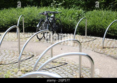 Support de stationnement de vélos dans des pavés vélos verrouillés Banque D'Images