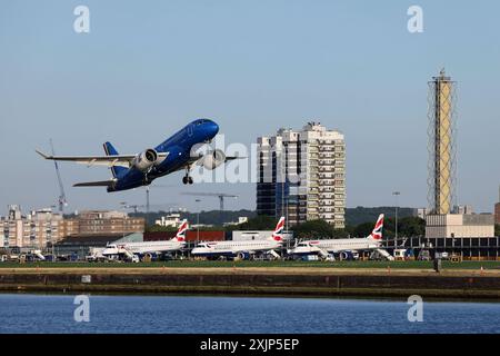Airbus A220- 100 von ITA Airways nach dem Start im Steigflug über drei parkende Emdraer 190 von British Airways, London City Airport, 19.07.2024, Großbritanien, *** Airbus A220 100 d'ITA Airways après le décollage de trois Emdraer 190 stationnés de British Airways, London City Airport, 19 07 2024, Royaume-Uni, Banque D'Images