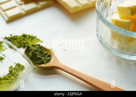 Poudre de matcha organique dans une cuillère en bois avec fond blanc Banque D'Images