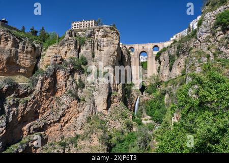 Une vue de dessous le pont Puento Nuevo enjambant les falaises et la rivière entre les deux côtés de Ronda Espagne. Banque D'Images