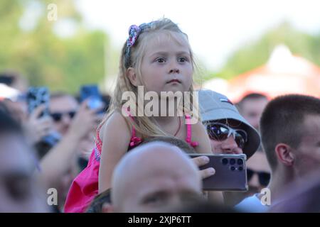 Kiev, Ukraine. 19 juillet 2024. Une fille dans une foule de visiteurs pendant le festival de musique ATLAS UNITED 2024 le 19 juillet 2024 à Kiev, Ukraine. Le festival prévoit de lever 100 millions d’UAH pour l’achat de drones terrestres et aériens avec la plateforme de collecte de fonds UNITED24. Le festival se déroule sur fond d'agression militaire russe à grande échelle, mais les organisateurs ont fourni aux visiteurs de grands abris en cas d'alerte aérienne. Crédit : SOPA images Limited/Alamy Live News Banque D'Images