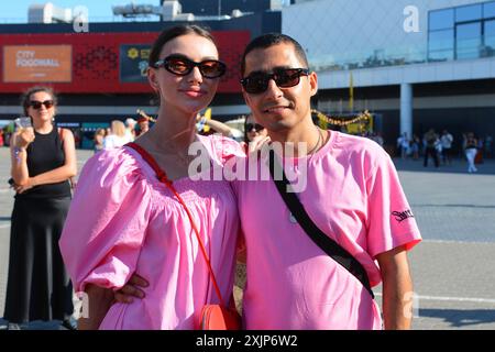 Kiev, Ukraine. 19 juillet 2024. Les visiteurs posent lors du festival de musique ATLAS UNITED 2024 le 19 juillet 2024 à Kiev, en Ukraine. Le festival prévoit de lever 100 millions d’UAH pour l’achat de drones terrestres et aériens avec la plateforme de collecte de fonds UNITED24. Le festival se déroule sur fond d'agression militaire russe à grande échelle, mais les organisateurs ont fourni aux visiteurs de grands abris en cas d'alerte aérienne. Crédit : SOPA images Limited/Alamy Live News Banque D'Images