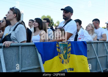 Kiev, Ukraine. 19 juillet 2024. Les visiteurs posent lors du festival de musique ATLAS UNITED 2024 le 19 juillet 2024 à Kiev, en Ukraine. Le festival prévoit de lever 100 millions d’UAH pour l’achat de drones terrestres et aériens avec la plateforme de collecte de fonds UNITED24. Le festival se déroule sur fond d'agression militaire russe à grande échelle, mais les organisateurs ont fourni aux visiteurs de grands abris en cas d'alerte aérienne. Crédit : SOPA images Limited/Alamy Live News Banque D'Images