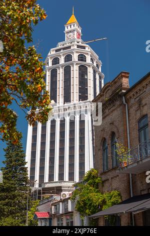 Batoumi, Géorgie - 14 JUIN 2024 : vue extérieure de l'hôtel Sheraton sur l'avenue Rustaveli dans la ville de Batoumi, Adjara, Géorgie. Banque D'Images