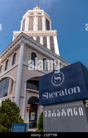 Batoumi, Géorgie - 14 JUIN 2024 : vue extérieure de l'hôtel Sheraton sur l'avenue Rustaveli dans la ville de Batoumi, Adjara, Géorgie. Banque D'Images