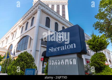 Batoumi, Géorgie - 14 JUIN 2024 : vue extérieure de l'hôtel Sheraton sur l'avenue Rustaveli dans la ville de Batoumi, Adjara, Géorgie. Banque D'Images