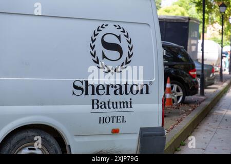 Batoumi, Géorgie - 14 JUIN 2024 : logo de la voiture de l'hôtel Sheraton sur l'avenue Rustaveli dans la ville de Batoumi, Adjara, Géorgie. Banque D'Images