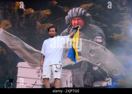 Kiev, Ukraine. 19 juillet 2024. Ihor Rybar, guitariste du groupe BEZ OBMEZHEN, lors du festival ATLAS UNITED 2024 le 19 juillet 2024 à Kiev, Ukraine. Le festival prévoit de lever 100 millions d’UAH pour l’achat de drones terrestres et aériens avec la plateforme de collecte de fonds UNITED24. Le festival se déroule sur fond d'agression militaire russe à grande échelle, mais les organisateurs ont fourni aux visiteurs de grands abris en cas d'alerte aérienne. (Photo par Aleksandr Gusev/SOPA images/SIPA USA) crédit : SIPA USA/Alamy Live News Banque D'Images