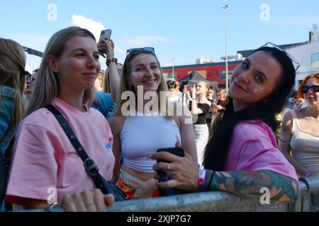 Kiev, Ukraine. 19 juillet 2024. Les visiteurs posent lors du festival de musique ATLAS UNITED 2024 le 19 juillet 2024 à Kiev, en Ukraine. Le festival prévoit de lever 100 millions d’UAH pour l’achat de drones terrestres et aériens avec la plateforme de collecte de fonds UNITED24. Le festival se déroule sur fond d'agression militaire russe à grande échelle, mais les organisateurs ont fourni aux visiteurs de grands abris en cas d'alerte aérienne. (Photo par Aleksandr Gusev/SOPA images/SIPA USA) crédit : SIPA USA/Alamy Live News Banque D'Images