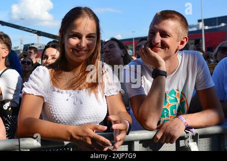 Kiev, Ukraine. 19 juillet 2024. Les visiteurs posent lors du festival de musique ATLAS UNITED 2024 le 19 juillet 2024 à Kiev, en Ukraine. Le festival prévoit de lever 100 millions d’UAH pour l’achat de drones terrestres et aériens avec la plateforme de collecte de fonds UNITED24. Le festival se déroule sur fond d'agression militaire russe à grande échelle, mais les organisateurs ont fourni aux visiteurs de grands abris en cas d'alerte aérienne. (Photo par Aleksandr Gusev/SOPA images/SIPA USA) crédit : SIPA USA/Alamy Live News Banque D'Images