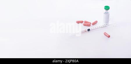 Bannière avec bouteille de vaccin, seringue et pilules roses sur fond clair. Protection préventive contre le coronavirus. Vaccination au cours du coronavirus Banque D'Images