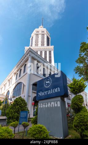 Batoumi, Géorgie - 14 JUIN 2024 : vue extérieure de l'hôtel Sheraton sur l'avenue Rustaveli dans la ville de Batoumi, Adjara, Géorgie. Banque D'Images