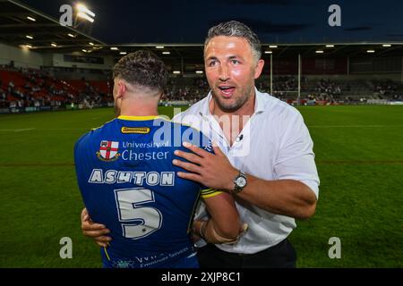 Sam Burgess entraîneur-chef des Warrington Wolves célèbre avec Matty Ashton des Warrington Wolves à la fin du match de la Betfred Super League Round 18 St Helens vs Warrington Wolves au Totally Wicked Stadium, St Helens, Royaume-Uni, 19 juillet 2024 (photo par Craig Thomas/News images), le 19/07/2024. (Photo de Craig Thomas/News images/SIPA USA) crédit : SIPA USA/Alamy Live News Banque D'Images