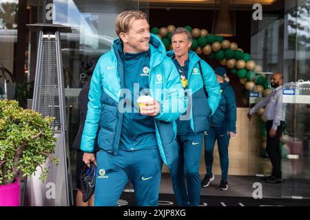 MatildaÕs entraîneur Tony Gustavsson quitte le camp dans le Parc Olympique pour MondayÕs entraînement avant le match contre la Chine. Photo : Thomas Lisson Banque D'Images