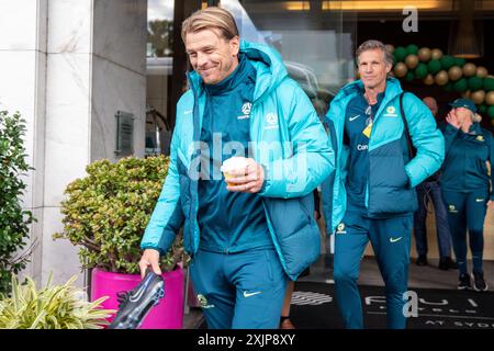 MatildaÕs entraîneur Tony Gustavsson quitte le camp dans le Parc Olympique pour MondayÕs entraînement avant le match contre la Chine. Photo : Thomas Lisson Banque D'Images