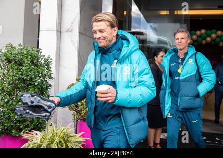 MatildaÕs entraîneur Tony Gustavsson quitte le camp dans le Parc Olympique pour MondayÕs entraînement avant le match contre la Chine. Photo : Thomas Lisson Banque D'Images