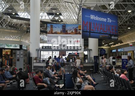 Milwaukee, États-Unis. 19 juillet 2024. Les passagers attendent à l'aéroport international Milwaukee Mitchell de Milwaukee, Wisconsin, États-Unis, le 19 juillet 2024. Plusieurs compagnies aériennes américaines ont déclaré que leurs vols seraient retardés ou annulés vendredi en raison de problèmes techniques impliquant le géant de la cybersécurité CrowdStrike et Microsoft. Crédit : Wu Xiaoling/Xinhua/Alamy Live News Banque D'Images