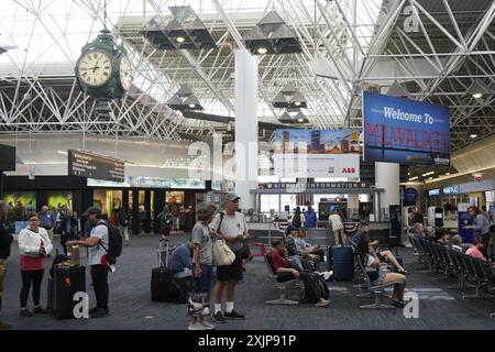 Milwaukee, États-Unis. 19 juillet 2024. Les passagers attendent à l'aéroport international Milwaukee Mitchell de Milwaukee, Wisconsin, États-Unis, le 19 juillet 2024. Plusieurs compagnies aériennes américaines ont déclaré que leurs vols seraient retardés ou annulés vendredi en raison de problèmes techniques impliquant le géant de la cybersécurité CrowdStrike et Microsoft. Crédit : Wu Xiaoling/Xinhua/Alamy Live News Banque D'Images