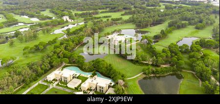 Vue aérienne du terrain de golf et villas de luxe à Belek, Turquie. Concept d'installations de vie et de loisirs haut de gamme Banque D'Images