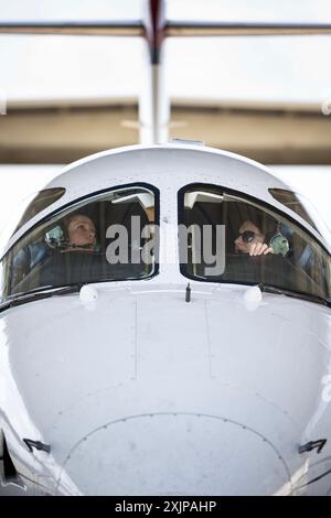 Le lieutenant Col. Megan Pasierb (à droite), pilote instructeur du 39th Flying Training Squadron, et le lieutenant Col. Dominique Haig (à gauche), commandant du 99th Flying Training Squadron, effectuent des vérifications préalables au vol avant le dernier vol du T-1A Jayhawk de la base conjointe San Antonio-Randolph, le 15 juillet 2024, à JBSA-Randolph, Texas. L'Armée de l'Air déplace son programme d'entraînement du T-1A au Red Hawk de sixième génération. Le retrait du T-1A reflète les efforts continus visant à améliorer l'efficience et l'efficacité de la formation. (Photo de l'US Air Force par Sean Worrell) Banque D'Images