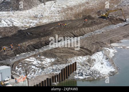 Plein cours d'eau le long du canal drainant le réservoir du barrage de Milltown. L'érosion lente minimise l'évacuation des sédiments contaminés vers le bas de la rivière. Banque D'Images