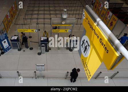 New York, New York, États-Unis. 19 juillet 2024. Une zone d'enregistrement presque complètement vide dans la zone des départs du terminal 4 de l'aéroport JFK après que de nombreux vols ont été immobilisés à la suite d'une mise à jour Microsoft défectueuse par la société de cybersécurité CrowdStrike, entraînant des pannes informatiques généralisées. (Crédit image : © Edna Leshowitz/ZUMA Press Wire) USAGE ÉDITORIAL SEULEMENT! Non destiné à UN USAGE commercial ! Banque D'Images