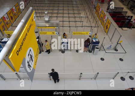 New York, New York, États-Unis. 19 juillet 2024. Une zone d'enregistrement presque complètement vide dans la zone des départs du terminal 4 de l'aéroport JFK après que de nombreux vols ont été immobilisés à la suite d'une mise à jour Microsoft défectueuse par la société de cybersécurité CrowdStrike, entraînant des pannes informatiques généralisées. (Crédit image : © Edna Leshowitz/ZUMA Press Wire) USAGE ÉDITORIAL SEULEMENT! Non destiné à UN USAGE commercial ! Banque D'Images