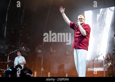 Wigan, Royaume-Uni. 19 juillet 2024. Alex Moore, Scott Concepcion, Ryan Durrans et Matty Murphy du groupe The Lathums se produisent au stade Robin Park lors de leur concert à guichets fermés. 2024-07-19 . Crédit : Gary Mather/Alamy Live News Banque D'Images