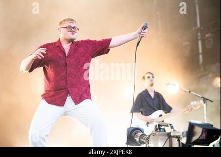 Wigan, Royaume-Uni. 19 juillet 2024. Alex Moore, Scott Concepcion, Ryan Durrans et Matty Murphy du groupe The Lathums se produisent au stade Robin Park lors de leur concert à guichets fermés. 2024-07-19 . Crédit : Gary Mather/Alamy Live News Banque D'Images