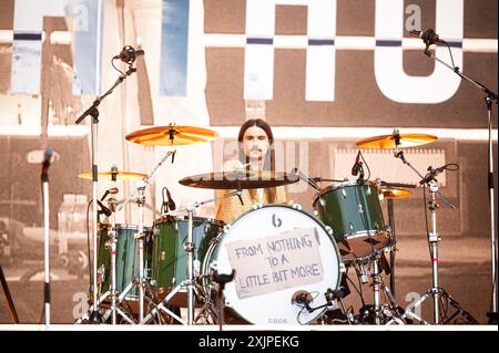 Wigan, Royaume-Uni. 19 juillet 2024. Alex Moore, Scott Concepcion, Ryan Durrans et Matty Murphy du groupe The Lathums se produisent au stade Robin Park lors de leur concert à guichets fermés. 2024-07-19 . Crédit : Gary Mather/Alamy Live News Banque D'Images