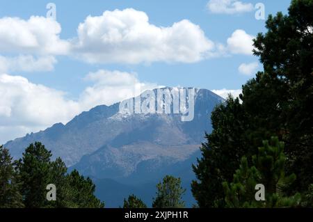 WOODLAND PARK, COLORADO, États-Unis : le premier dépoussiérage de neige pour la saison hivernale à venir au-dessus du timberline sur Pikes Peak vu de Woodland Park, DANS LE COLORADO. Banque D'Images