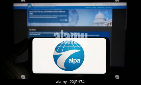 Stuttgart, Allemagne, 06-17-2023 : personne tenant un smartphone avec le logo de l'Association internationale des pilotes de ligne aérienne (ALPA) sur l'écran devant Banque D'Images