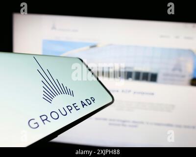 Stuttgart, Allemagne, 06-17-2023 : smartphone avec le logo de la société d'exploitation aéroportuaire française Groupe ADP sur l'écran devant le site Web de l'entreprise. Concentrez-vous sur Banque D'Images