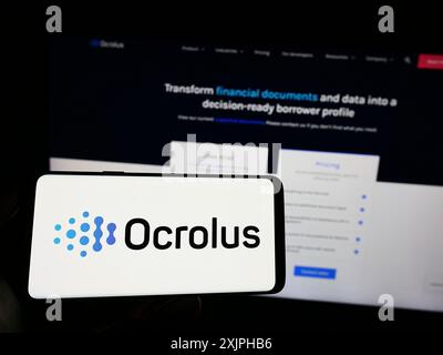 Stuttgart, Allemagne, 06-18-2023 : personne tenant un téléphone portable avec le logo de la société américaine d'automatisation de documents Ocrolus Inc. sur l'écran devant Banque D'Images