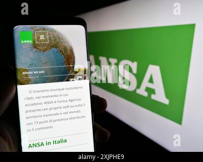 Stuttgart, Allemagne, 06-18-2023 : personne tenant le téléphone portable avec le site de l'ANSA sur l'écran avec le logo. Concentrez-vous sur le centre de l'écran du téléphone Banque D'Images