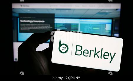 Stuttgart, Allemagne, 06-24-2023 : personne tenant un téléphone portable avec le logo de la compagnie d'assurance américaine WR Berkley Corporation sur l'écran devant Banque D'Images