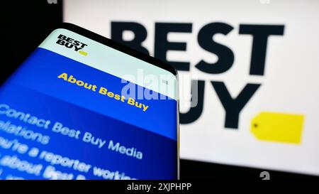 Stuttgart, Allemagne, 06-24-2023 : téléphone portable avec le site Web de la société américaine de vente au détail d'électronique Best Buy Co. Inc sur l'écran devant le logo. Concentrez-vous sur Banque D'Images